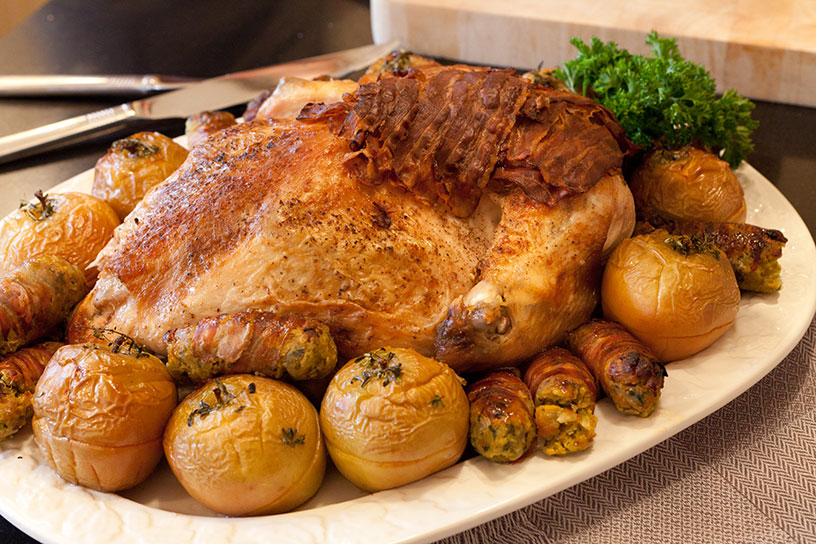 Kalkoen op een bord met gedroogde abrikozen